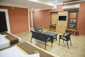 Hotel Parijatha Inn Dharmasthala — room with modern amenities